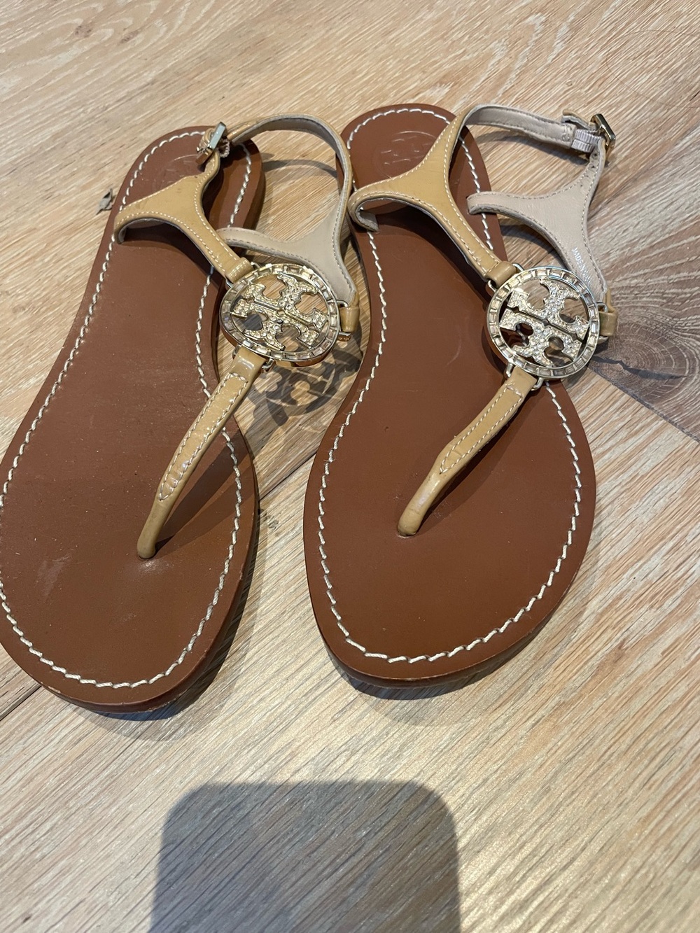 Tory Burch Style patent Tan Leather T-Strap Sandals jeweled size 7.5
